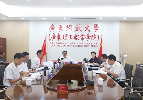 学校党委理论学习中心组专题学习《习近...